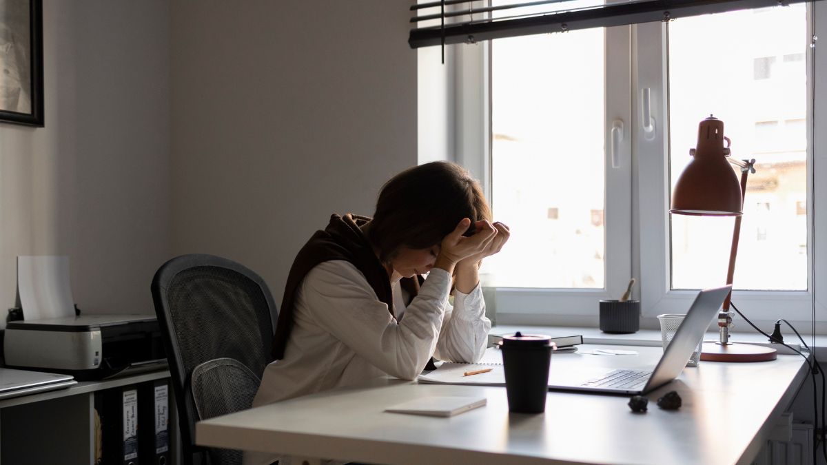 فردی که به دلیل افسردگی اساسی دچار خستگی ذهنی، کاهش تمرکز و افت عملکرد در محیط کار شده است