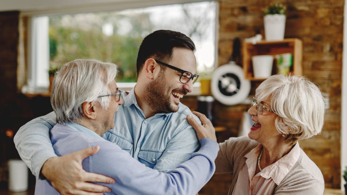 حمایت و همراهی خانواده با فرد مبتلا به دلیریوم برای کاهش گیجی و اضطراب