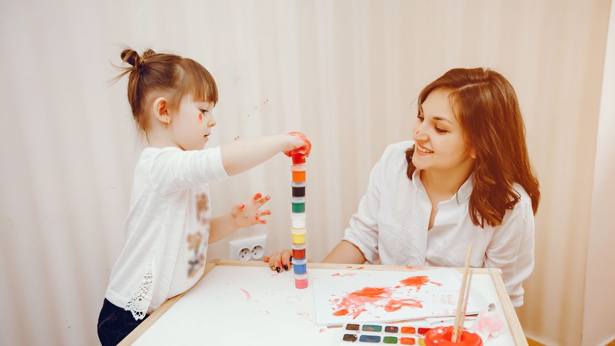 کودکی در حال کاردرمانی حسی با درمانگر متخصص، نمونهای از روشهای حمایتی برای کمک به تنظیم حواس در اختلال طیف اتیسم