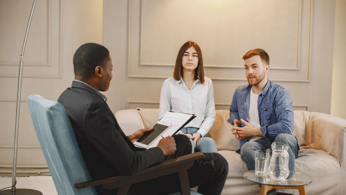 زوجی در جلسه مشاوره رواندرمانی برای درمان اختلال ارگاسم و بهبود کیفیت رابطه جنسی