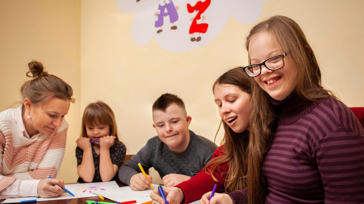 تعامل اجتماعی طبیعی با فرد دارای معلولیت ذهنی در محیط عمومی و تأکید بر پذیرش و احترام اجتماعی