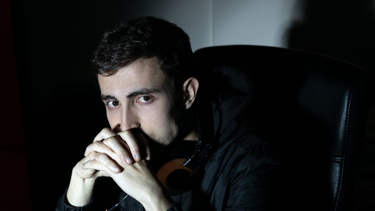 تصویر چهرهای بیهیجان و خنثی که سردی عاطفی و بیتفاوتی افراد با شخصیت اسکیزوئید و عدم واکنش به تحسین یا انتقاد دیگران