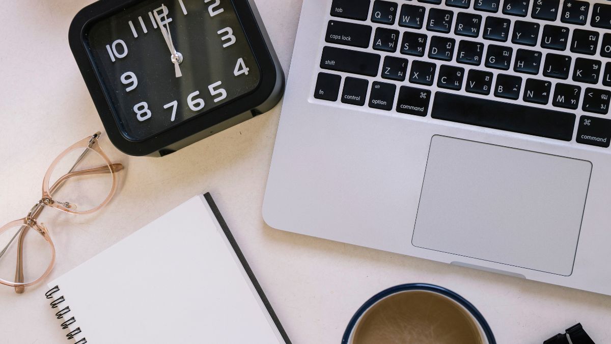 تایمر در حال شمارش معکوس روی میز کار برای مدیریت زمان و افزایش تمرکز در افراد دارای ADHD